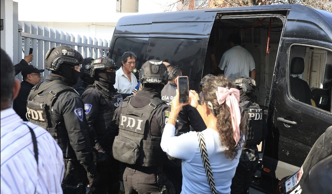 Fueron trasladados 18 personas de la Coordinación Territorial Cuh-1 de la Fiscalía General de Justicia capitalina al Reclusorio Norte en la Ciudad de México se les imputa robo, lesiones y tentativa de Homicidio, el 18 de noviembre de 2025. Al lugar llegaron familiares y activistas para tratar de impedir el traslado. Foto: Francisco Rodríguez/EL UNIVERSAL