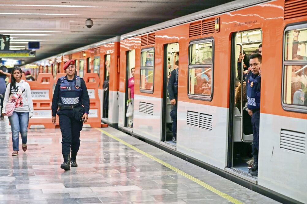 Modus operandi. Los escoceses afectados refieren que al entrar al vagón sintieron un empujón y ya no tenían sus celulares (ARCHIVO EL UNIVERSAL)