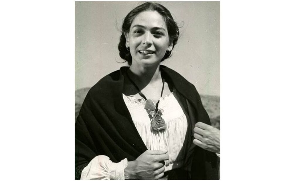 Columba nació en Guaymas Sonora en 1929, sus bellos rasgos mexicanos llamaron la atención de Emilio Fernández desde el primer momento. Las primeras actuaciones de Columba fueron como extra en cintas como “La Perla” (1945) y “Río Escondido” (1947).