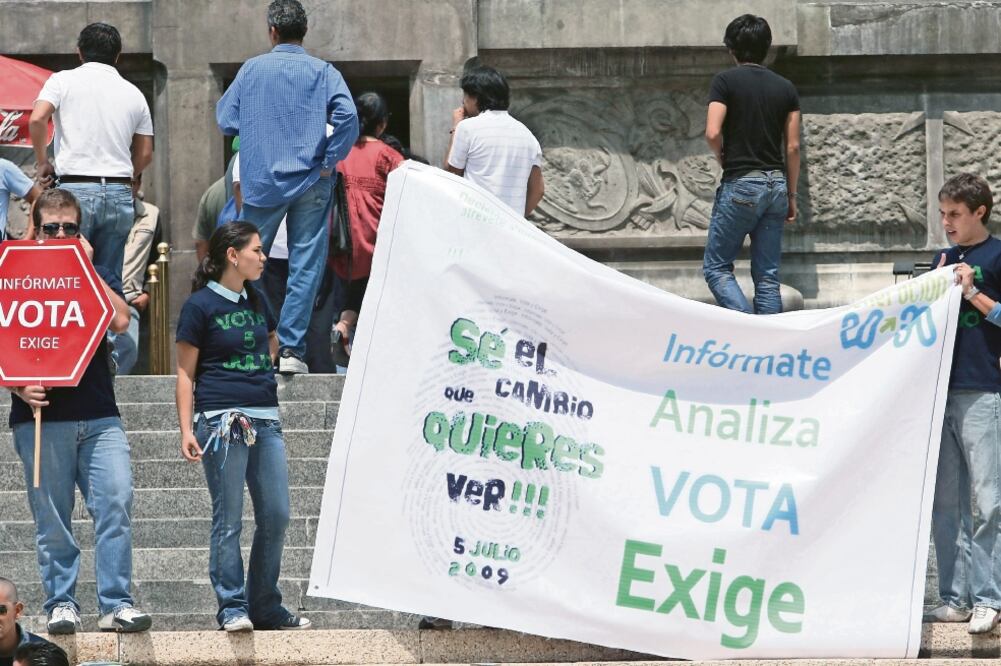 De acuerdo con expertos, aunque una gran parte de los jóvenes en el país no tiene interés por las actividades políticas y la participación, se observó que un alto porcentaje de ese sector sí busca trabajar unidos como ciudadanos (ARCHIVO EL UNIVERSAL)