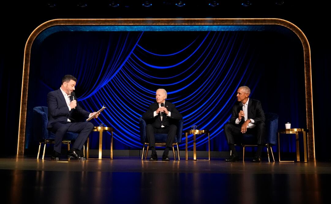 El presidente Joe Biden y el expresidente Barack Obama escuchan durante un evento de campaña de Biden moderado por Jimmy Kimmel en el Peacock Theatre, el sábado 15 de junio de 2024, en Los Ángeles. Foto: AP/Alex Brandon
