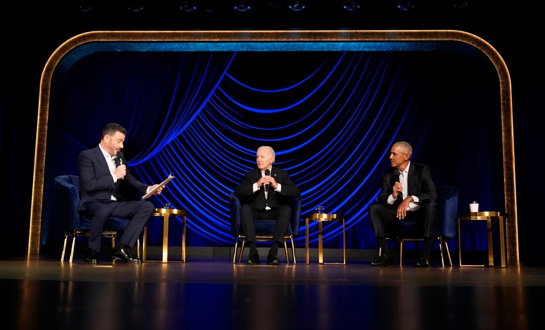 El presidente Joe Biden y el expresidente Barack Obama escuchan durante un evento de campaña de Biden moderado por Jimmy Kimmel en el Peacock Theatre, el sábado 15 de junio de 2024, en Los Ángeles. Foto: AP/Alex Brandon