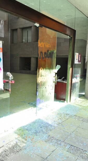 Mujeres y hombres encapuchados irrumpen en dirección general del IPN