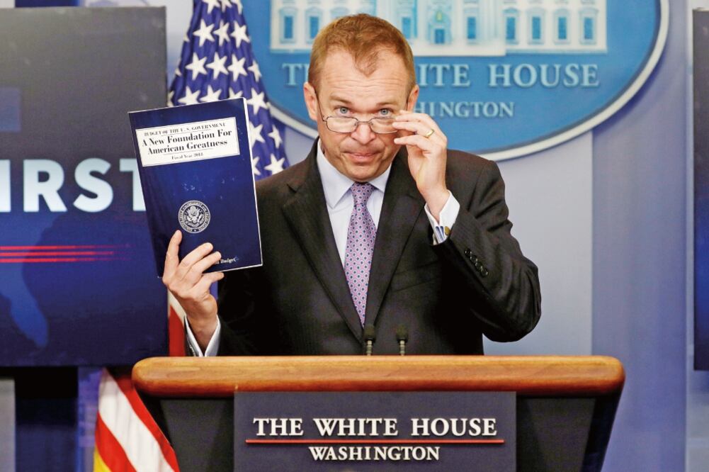 El director de la Oficina de Presupuesto, Mick Mulvaney, al hablar sobre el plan para el año fiscal 2018 que fue presentado ayer en la Casa Blanca. (JIM BOURG. REUTERS)