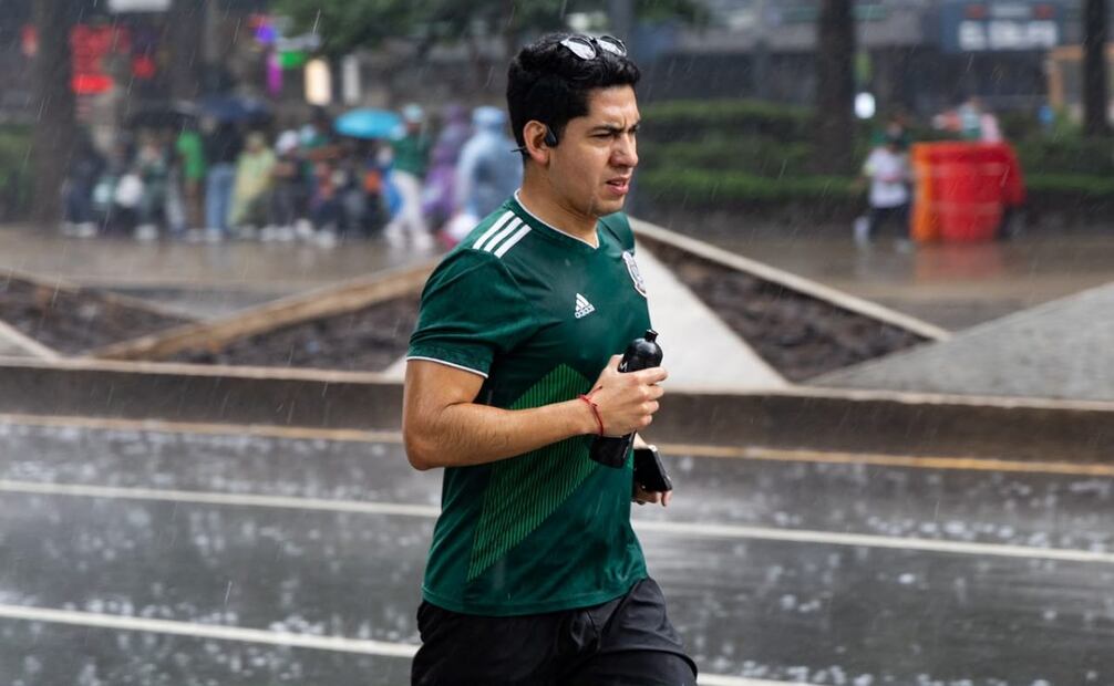 Lluvia sorprende a personas en Avenida Paseo de la Reforma, antes del partido de futbol Inglaterra contra México. Foto: Hugo Salvador / EL UNIVERSAL