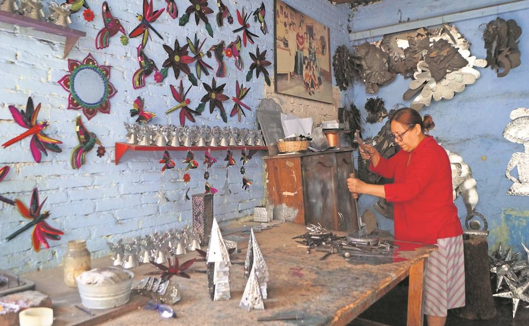 Andrea Agüero Bustamante es la única mujer maestra de artesanía de hojalata, actividad que ha persistido por más de 300 años pese al nulo apoyo institucional a este oficio. Foto: Edwin Hérnandez/EL UNIVERSAL