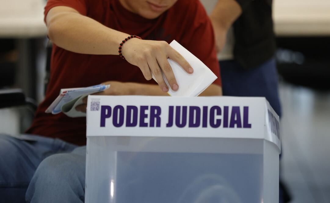 Dan demostración sobre cómo votar en la elección judicial (20/05/2025). Foto: Diego Simón / EL UNIVERSAL