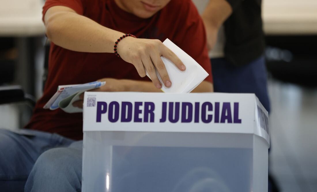 Dan demostración sobre cómo votar en la elección judicial (20/05/2025). Foto: Diego Simón / EL UNIVERSAL