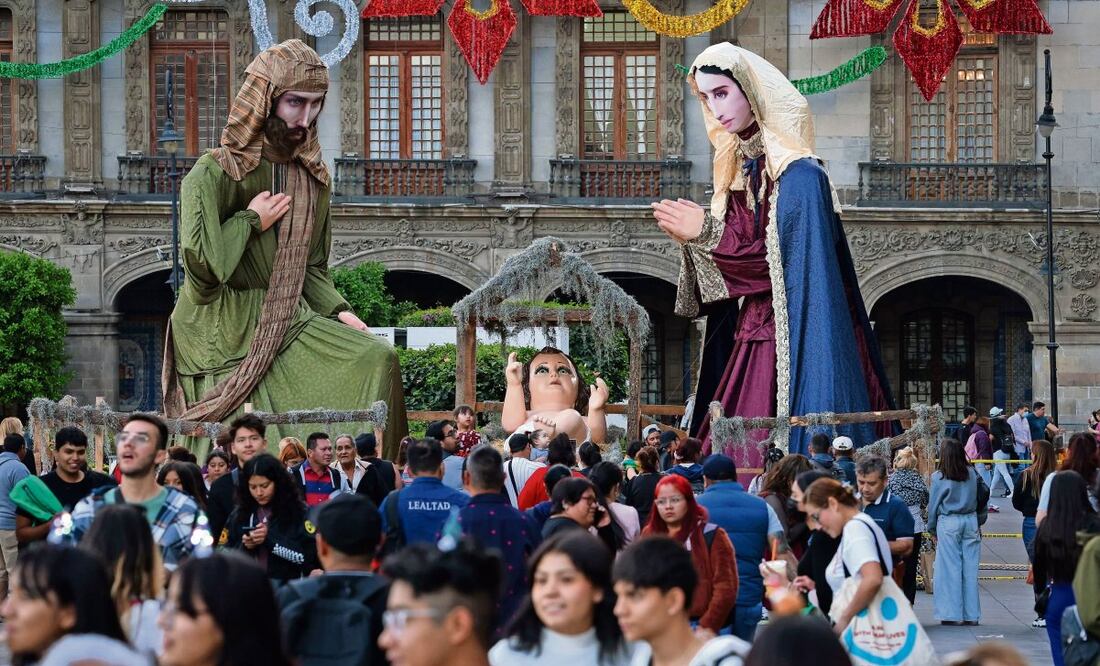 A un costado de la Plaza de la Constitución quedó ubicado el nacimiento gigante, cuyo Niño Dios fue diseñado y esculpido hace 10 años en Iztapalapa. Foto: Luis Camacho / El Universal