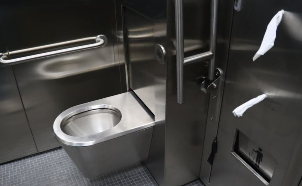 En el interior se constató que los baños cuentan con un inodoro que funciona mediante un botón y barandales para personas con discapacidad. | Foto: Karla Guerrero | El Universal.