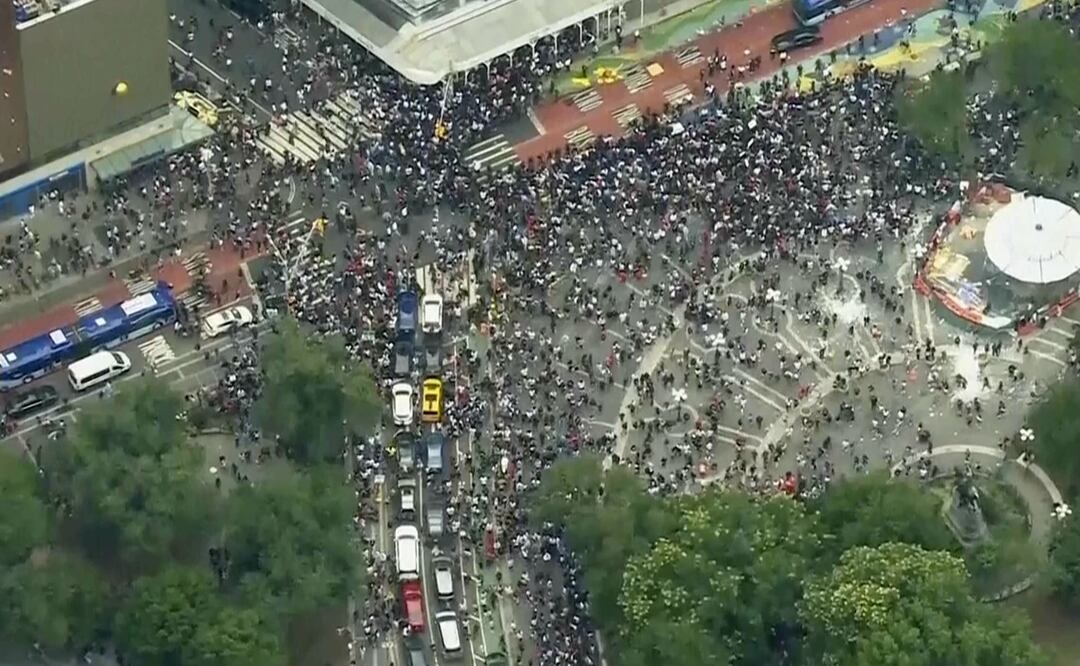 Una multitud avanza en Union Square en Nueva York. Foto: AP