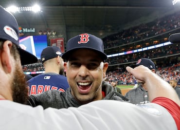 Red Sox acuerdan nuevo contrato con Alex Cora