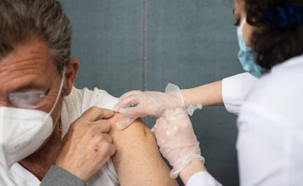 Hospitalizaciones de adultos mayores en EU caen 70% tras campaña de vacunación