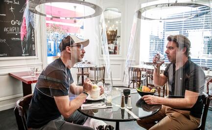 Diseñan campanas de plástico para comensales en París tras la pandemia