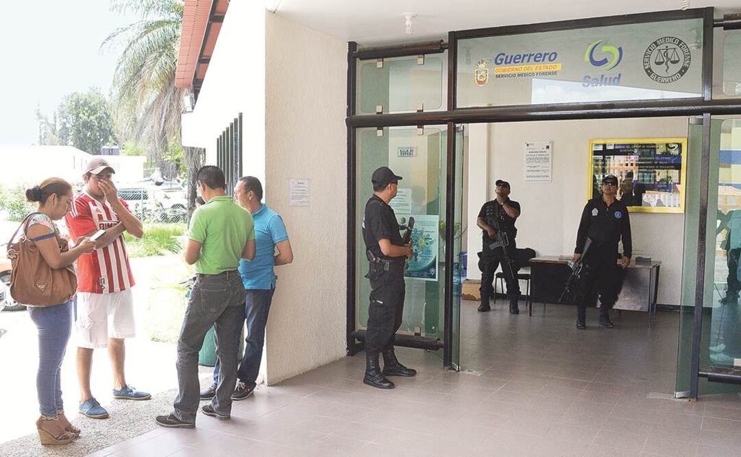 El pasado miércoles, familiares de los médicos desaparecidos acudieron al Semefo para esperar los resultados de las pruebas de ADN. FOTO: Dassaev Téllez