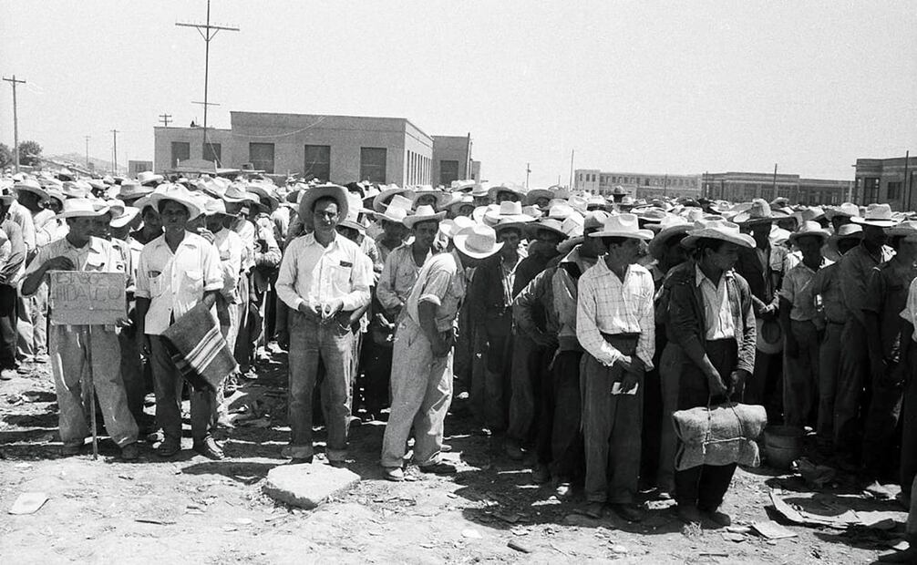 Formación de braceros según su estado de origen en el Centro de Procesamiento en Monterrey, Nuevo León. Foto: Leonard Nadel/National Museum of American History.