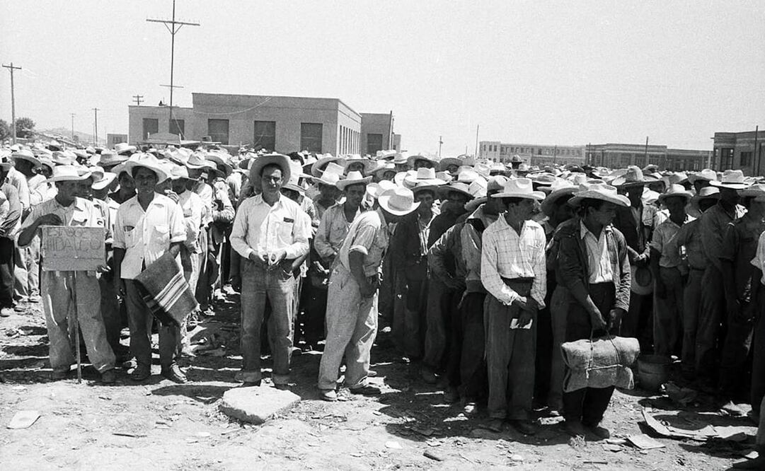 Formación de braceros según su estado de origen en el Centro de Procesamiento en Monterrey, Nuevo León. Foto: Leonard Nadel/National Museum of American History.