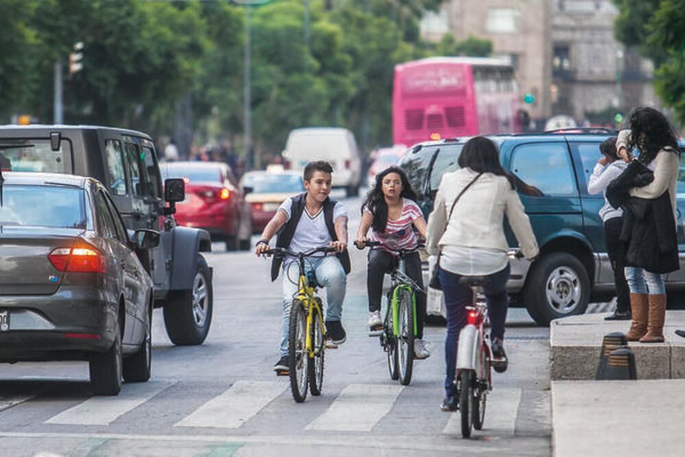 A pesar de que el sentido de las ciclovías va con el flujo de los vehículos, muchos ciclistas no respetan la dirección y circulan sobre cualquier carril (YADÍN XOLALPA. EL UNIVERSAL)