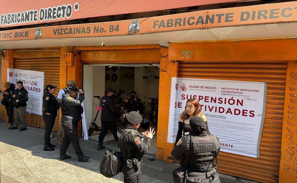 Autoridades capitalinas realizan operativo en dos negocios; los clausuran por posible ingreso ilegal de scooters eléctricos.
Foto: Especial.