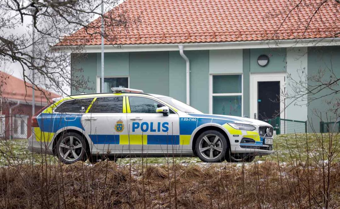 Las fuerzas policiales están desplegadas en el lugar de un tiroteo en la escuela Risbergska en Orebro, Suecia, el 4 de febrero de 2025. Según la policía, cinco personas recibieron disparos en la escuela. Foto: EFE