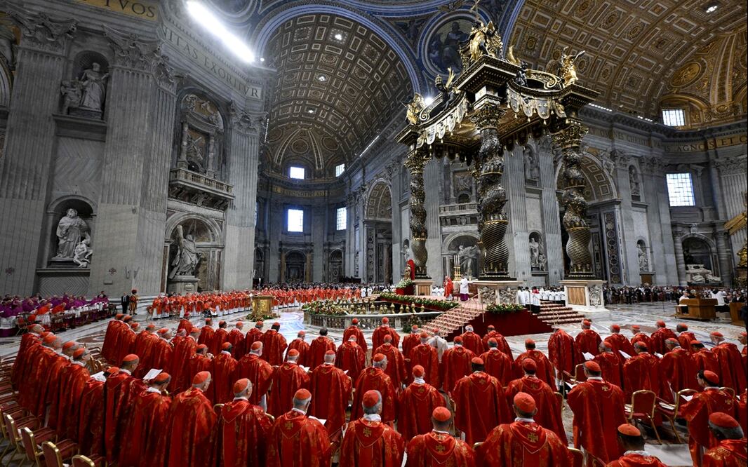 Cardenales asisten a la misa "Pro eligiendo pontífice" ante la presencia de los 133 cardenales que desde esta tarde se encerrarán en cónclave para elegir al papa número 267 de la historia de la Iglesia. Foto: EFE