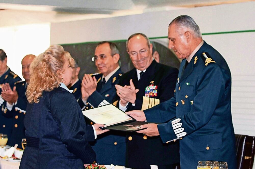 Los titulares de la Semar, Vidal Francisco Soberón (centro), y de la Sedena, Salvador Cienfuegos (der.), encabezaron la ceremonia para conmemorar el 40 aniversario del Instituto de Seguridad Social para las Fuerzas Armadas Mexicanas (GUSTAVO DURÁN. NTX)