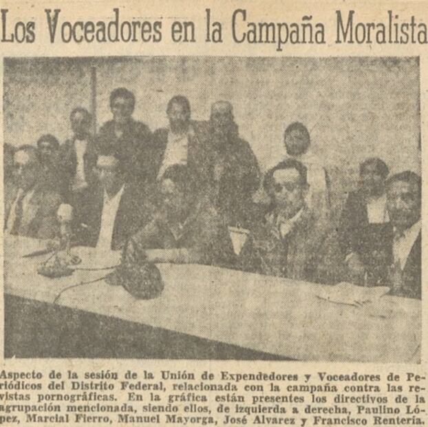 Cuando estudiantes quemaron miles de revistas pornográficas en el Zócalo para protestar contra la inmoralidad en 1955