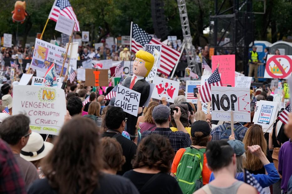 Personas reunidas durante una protesta "No Kings", en Chicago, contra el presidente Donald Trump. Foto: AP