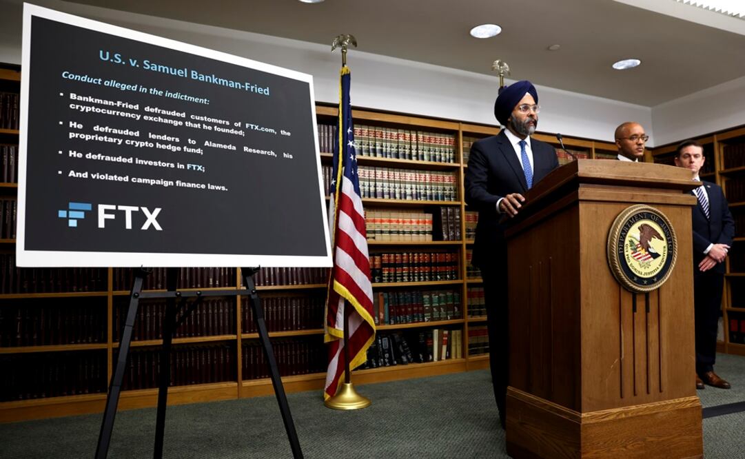 Gurbir Grewal, Director de Cumplimiento de la Comisión de Bolsa y Valores, habla durante una conferencia de prensa sobre los cargos penales presentados contra el fundador de FTX. Foto: AP 