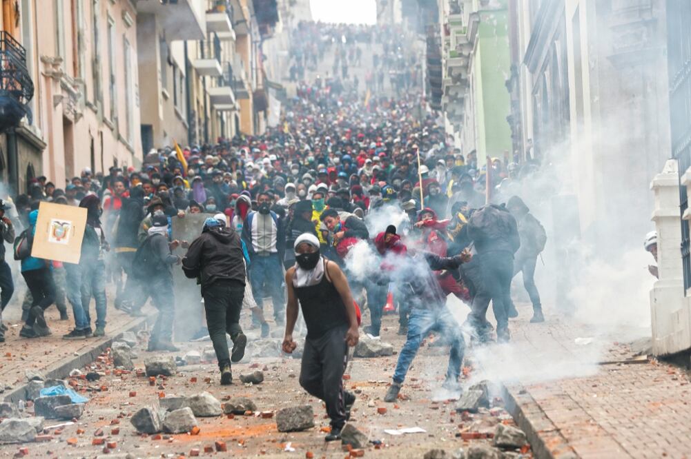 Manifestantes chocan con fuerzas de seguridad en protesta por las medidas económicas aprobadas por el presidente de Ecuador, Lenín Moreno. Foto: IVÁN ALVARADO. REUTERS