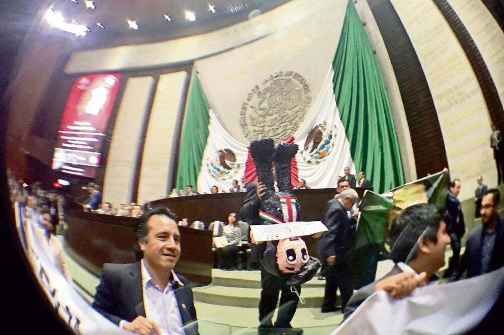 Con piñatas y mantas, diputados de oposición protestaron cuando los legisladores priístas y verdes destacaron los resultados de las reformas estructurales y otros logros de la administración federal (CORTESÍA GERMÁN ROMERO)