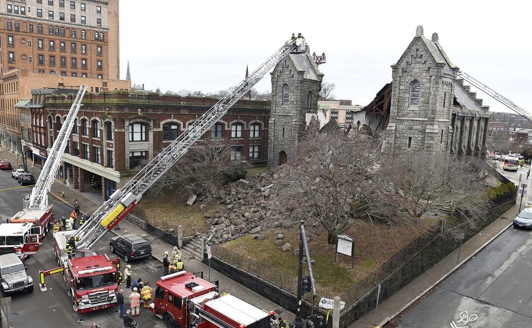El campanario de la iglesia Engaging Heaven en New London, Connecticut, se colapsó y perforó el techo del templo. Foto: AP