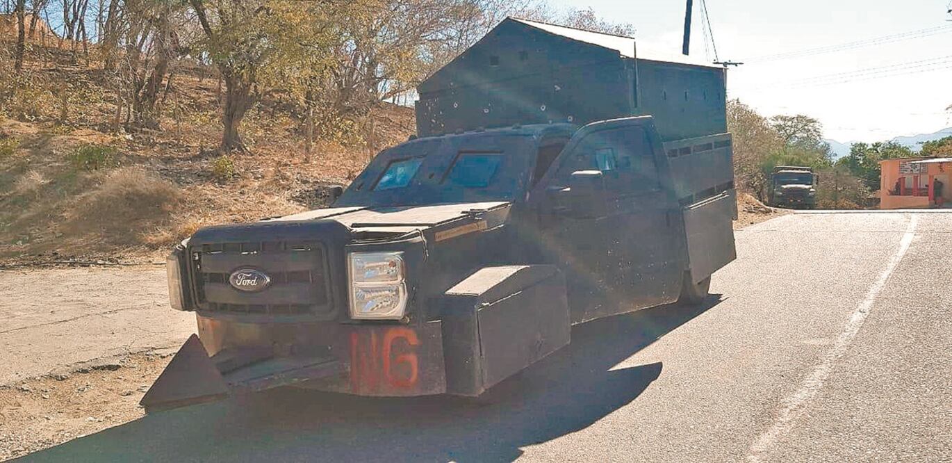 Falsificación. Policías aseguraron un camión de redilas con blindaje hechizo, en la comunidad La Calera. Foto: ESPECIAL