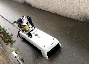 Turistas quedan varados por inundación en Toluca