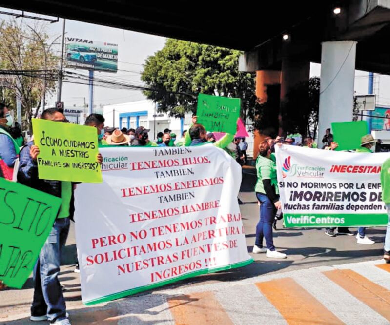 Dueños y empleados de 126 verificentros del Edomex bloquearon por tres horas las avenidas Gustavo Baz y Mario Colín. Foto: ESPECIAL