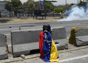 Lanzan bombas lacrimógenas contra manifestaciones opositoras en Caracas