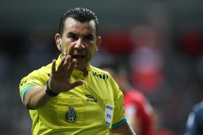 Se retira el árbitro Paul Delgadillo por problemas físicos