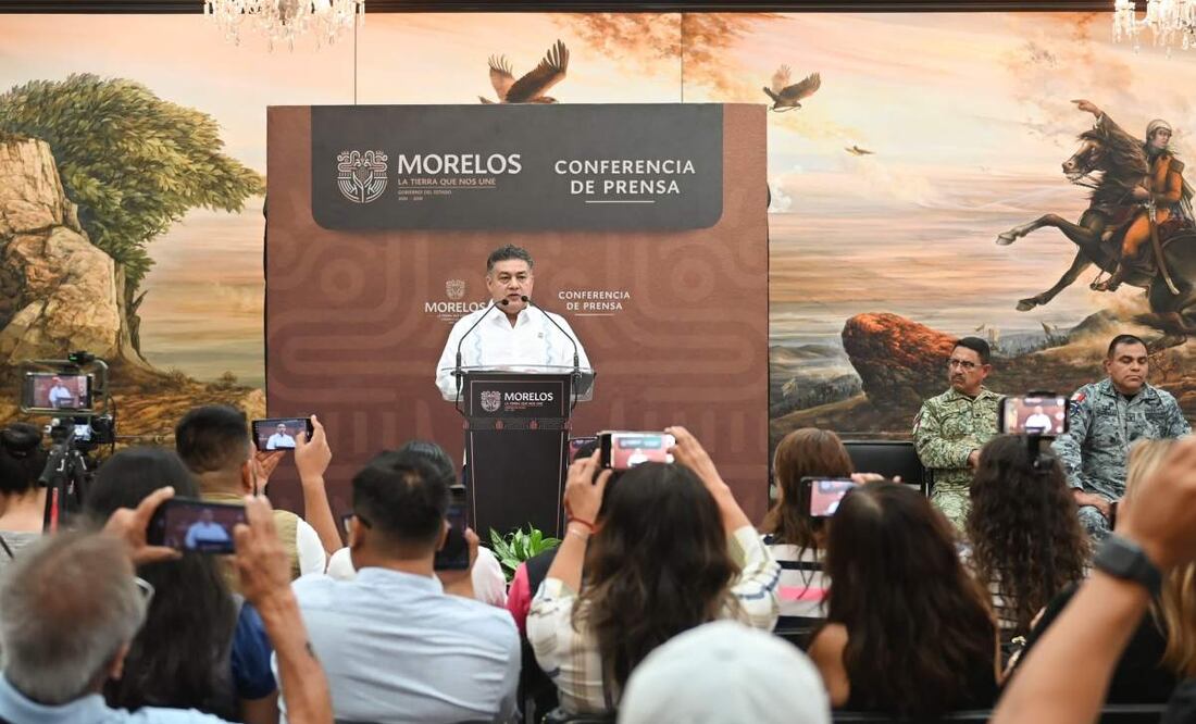El Secretario de Seguridad y Protección Ciudadana de Morelos, Miguel Ángel Urrutia Lozano, dio los detalles de la detención de 28 personas en conferencia de prensa. Foto: Facebook @GobiernoEstadoDeMorelos
