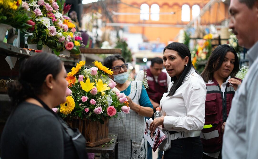 Gisela Gaytán, candidata de Morena a la alcaldía de Celaya, durante un recorrido en su primer día de campaña / Foto: Especial