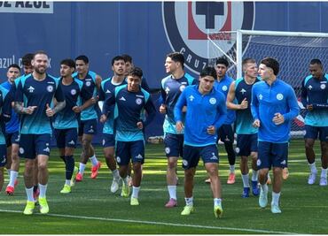 Bengalas, cánticos y pasión; la afición de Cruz Azul alienta antes del Clásico Joven