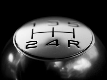 Por qué truena la reversa de un auto