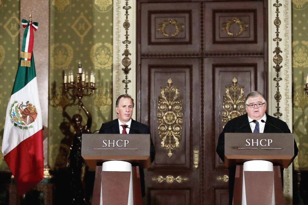 José Antonio Meade, secretario de Hacienda, acompañado por Agustín Carstens, gobernador del Banco de México, durante la conferencia que ofrecieron luego de conocerse los resultados de la elecciones en Estados Unidos (ALEJANDRO ACOSTA. EL UNIVERSAL)