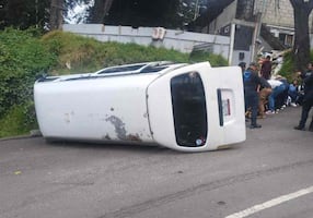 Volcadura de transporte escolar en Cuajimalpa deja 15 menores lesionados; hasta el momento se desconocen causas del accidente