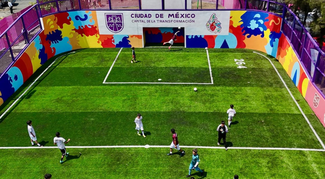 Clara Brugada prometió la instalación de 300 canchas de futbol en toda la CDMX con motivo del Mundial 2026. (Foto: especial)