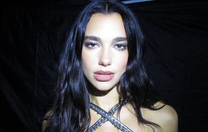 Dua Lipa hipnotiza a sus fans al lucir un minivestido neón
