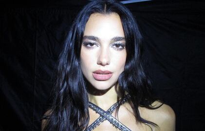 Dua Lipa hipnotiza a sus fans al lucir un minivestido neón