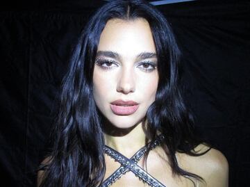 Dua Lipa hipnotiza a sus fans al lucir un minivestido neón