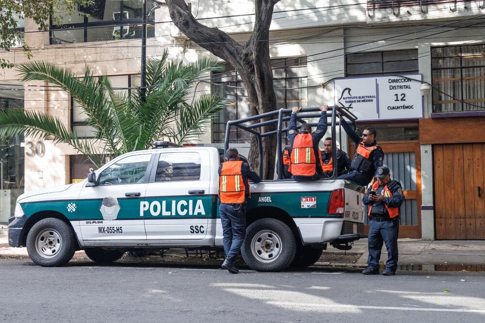 Resguardo policial en el distrito 12 por el recuento de votos correspondientes a la elección en la alcaldía Cuauhtémoc. Foto: Yaretzy M. Osnaya
