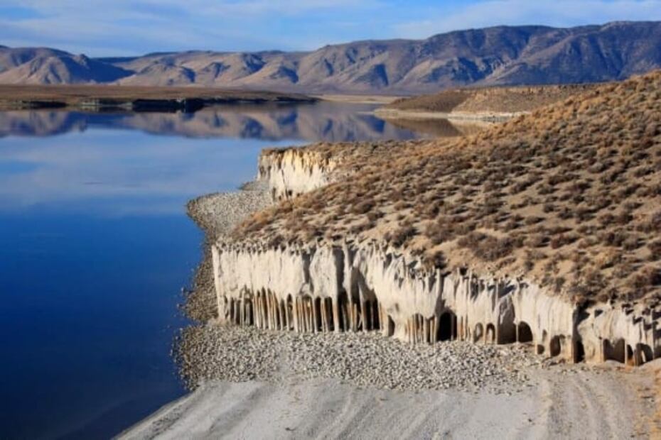 Las extrañas e impactantes columnas de piedra en California