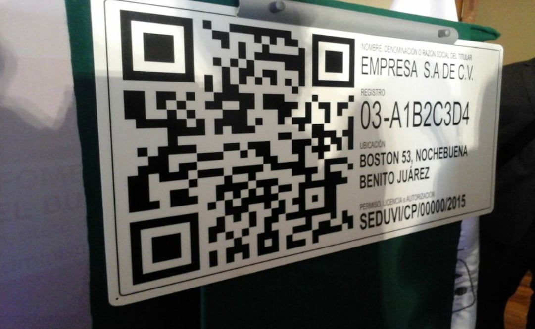 La placa contiene información sobre la empresa, como razón social, tipo de anuncio, medidas y un código irrepetible que le da validez ante la autoridad